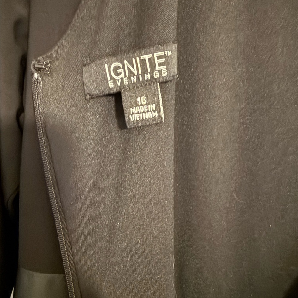 Chic Black and Green Long Sleeve Dress - Picture 5 of 7